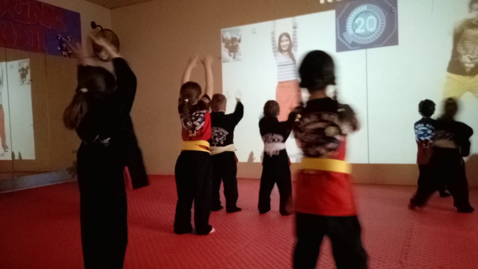 Niños practicando artes marciales con uniforme en Wu Xing Madrid, Hortaleza