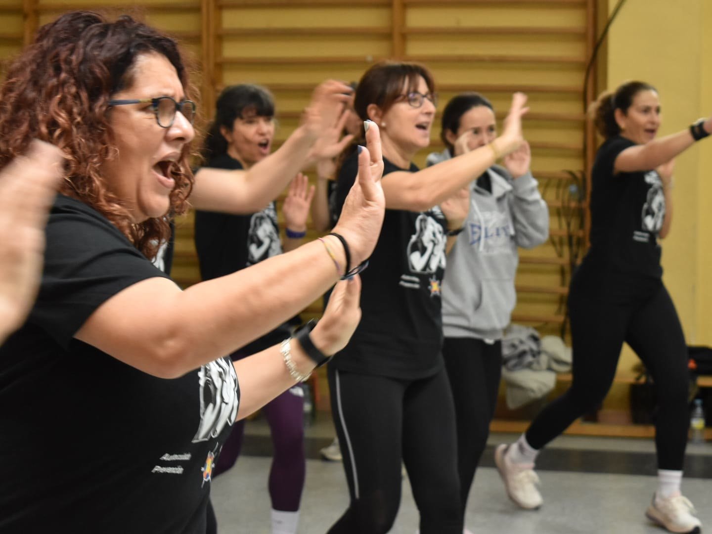 Mujeres practicando defensa personal en Wu Xing Madrid, Hortaleza, con posición de bloqueo y golpe